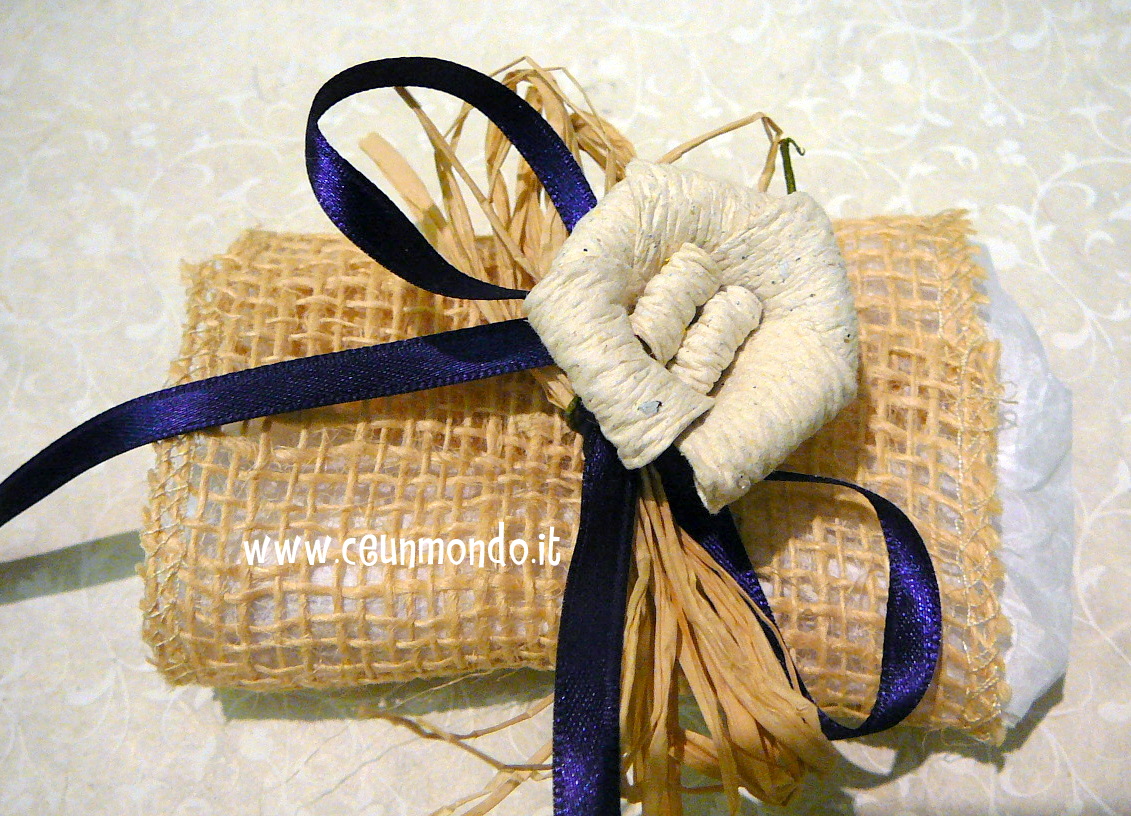 In bianco con nastro blu