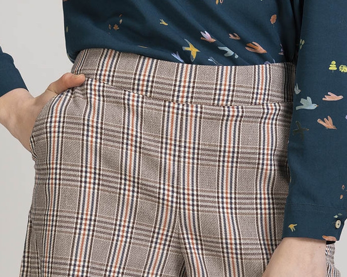 Collezione Progetto Quid - moda etica e sostenibile, abiti fatti in italia Murice è un pantalone smart a gamba regolare, realizzato in pregiato tessuto in frescolana. L’asso nella manica di questi pantaloni è il comodo elastico nella parte posteriore del