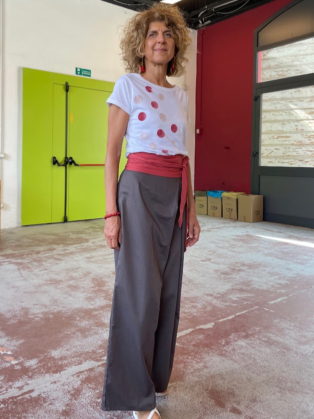 Pantaloni larghi donna in cotone Carol Tortora, Trame, indossato con fusciacca