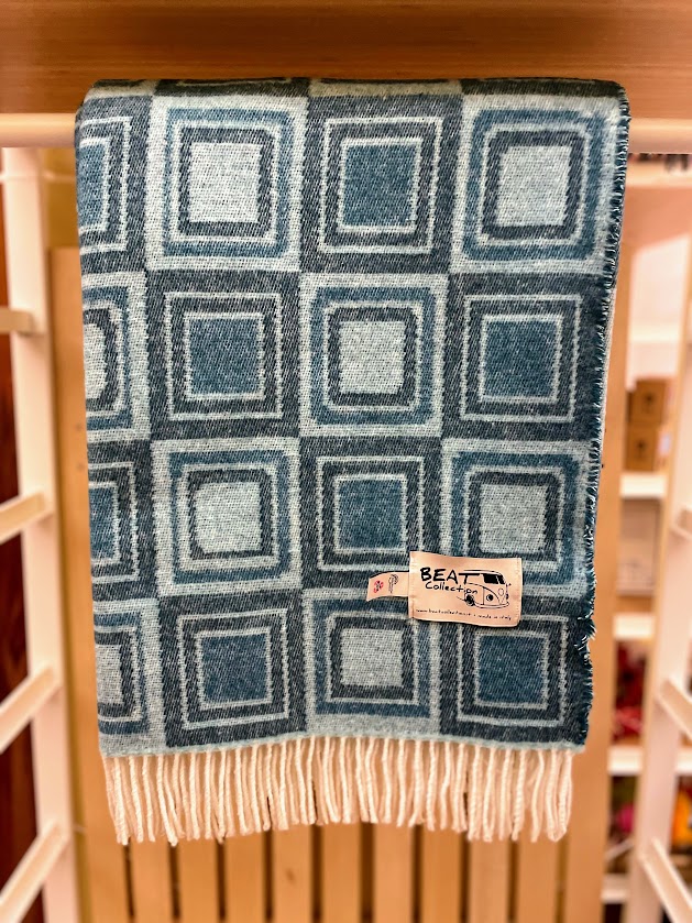 Plaid divano, in misto lana rigenerata Azzurro geometrico - BEATCOLLECTION