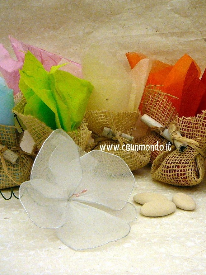 Porta confetti solidale, bomboniera legata con rafia
