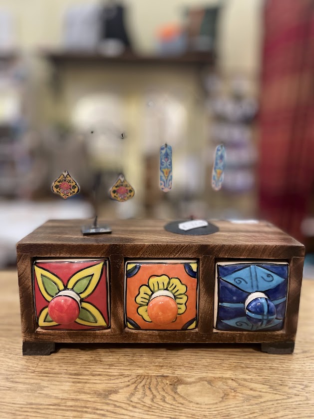 Porta gioie, cassettiera in legno 3 cassetti ceramica multicolore