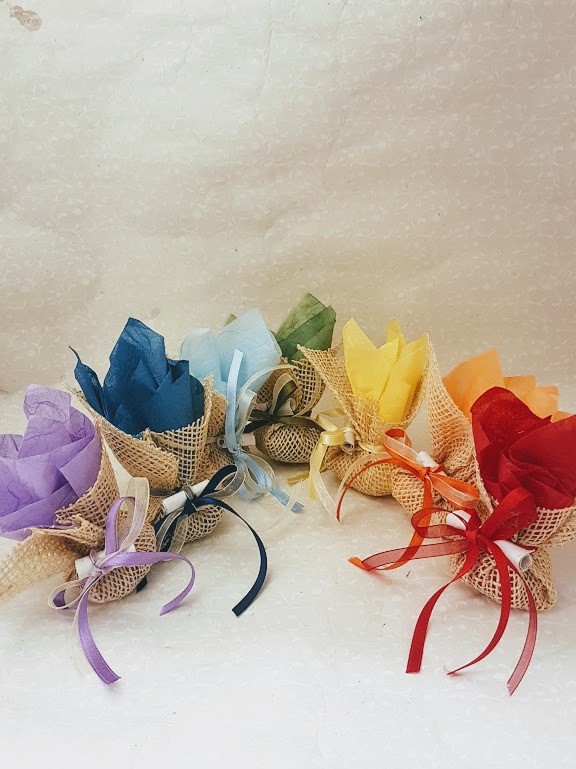 Porta confetti a sacchetto colorato e nastri raso