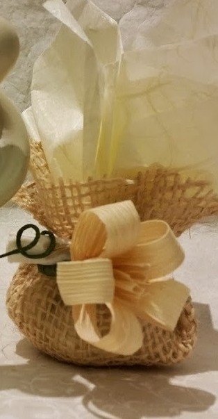 Portaconfetti in avorio color naturale con fiore di mais e rafia