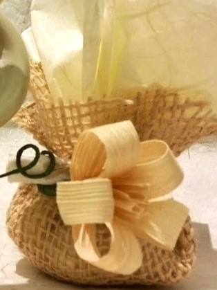 Portaconfetti in avorio color naturale con fiore di mais e rafia