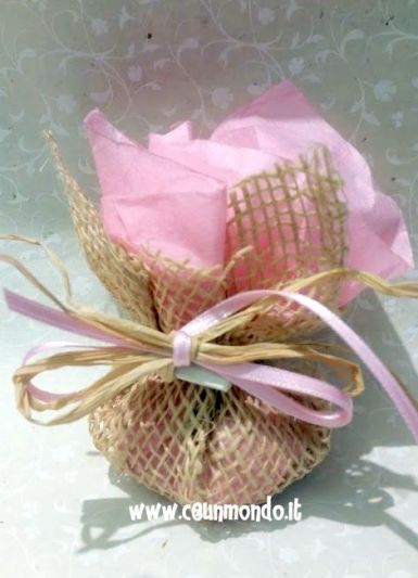 Bomboniera portaconfetti in rosa con nastro e rafia