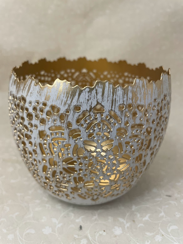 Lanterna portalume traforata in metallo bianco e oro
