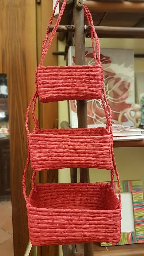 Linea di Cesteria  fibre vegetali dal Madagascar, prodotti equosolidali.  Sono più di sessanta gli artigiani che lavorano le fibre naturali. Alcuni vivono nei quartieri della capitale; altri a Behenzy, cittadina 50 km a Sud della capitale; alcuni ad Ambos