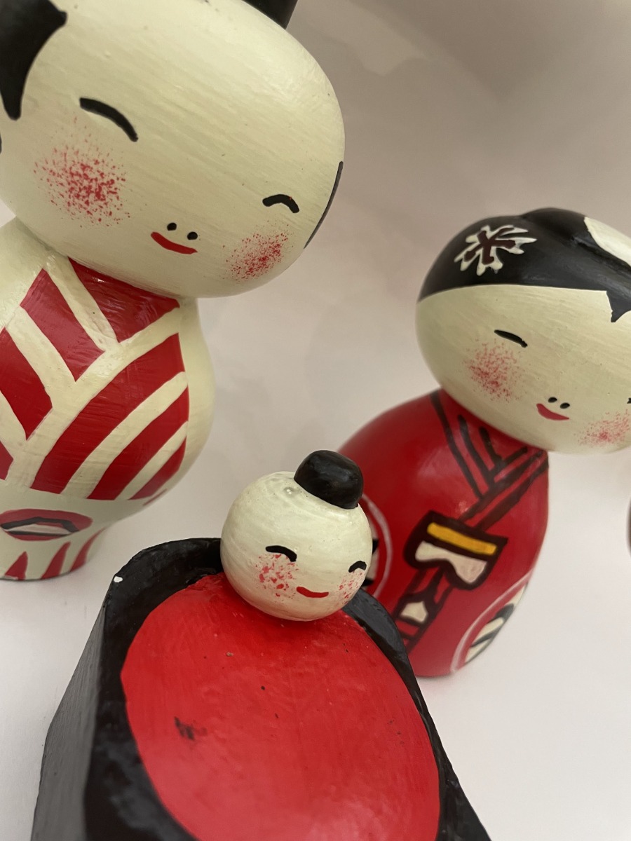 Presepe giapponese KOKESHI in legno, versione in rosso
