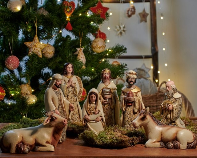Presepe epifania in terracotta finemente decorato in avorio e oro