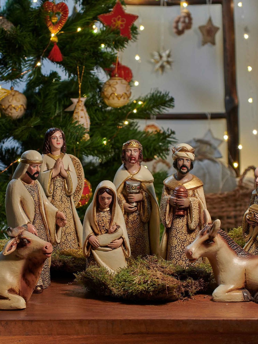 Presepe grande comlpeto, 8 personaggi in terracotta preziosamente dipinti a mano in avorio e oro
