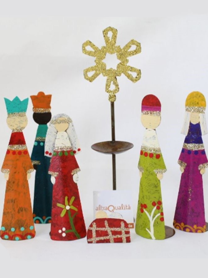 Presepe in ferro battuto dipinto a mano con Re Magi , 6 figure con stella porta lumino. Dalla Colombia