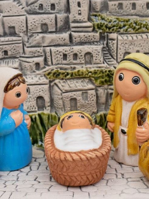 Presepe Matera della linea presepi dal Mondo con i Sassi sullo sfondo. In ceramica.