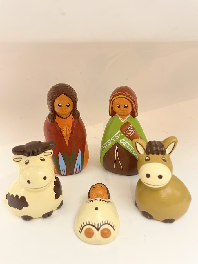 Presepe etnico peruviani con poncho in ceramica dipinta a mano, 5 personaggi colorati.