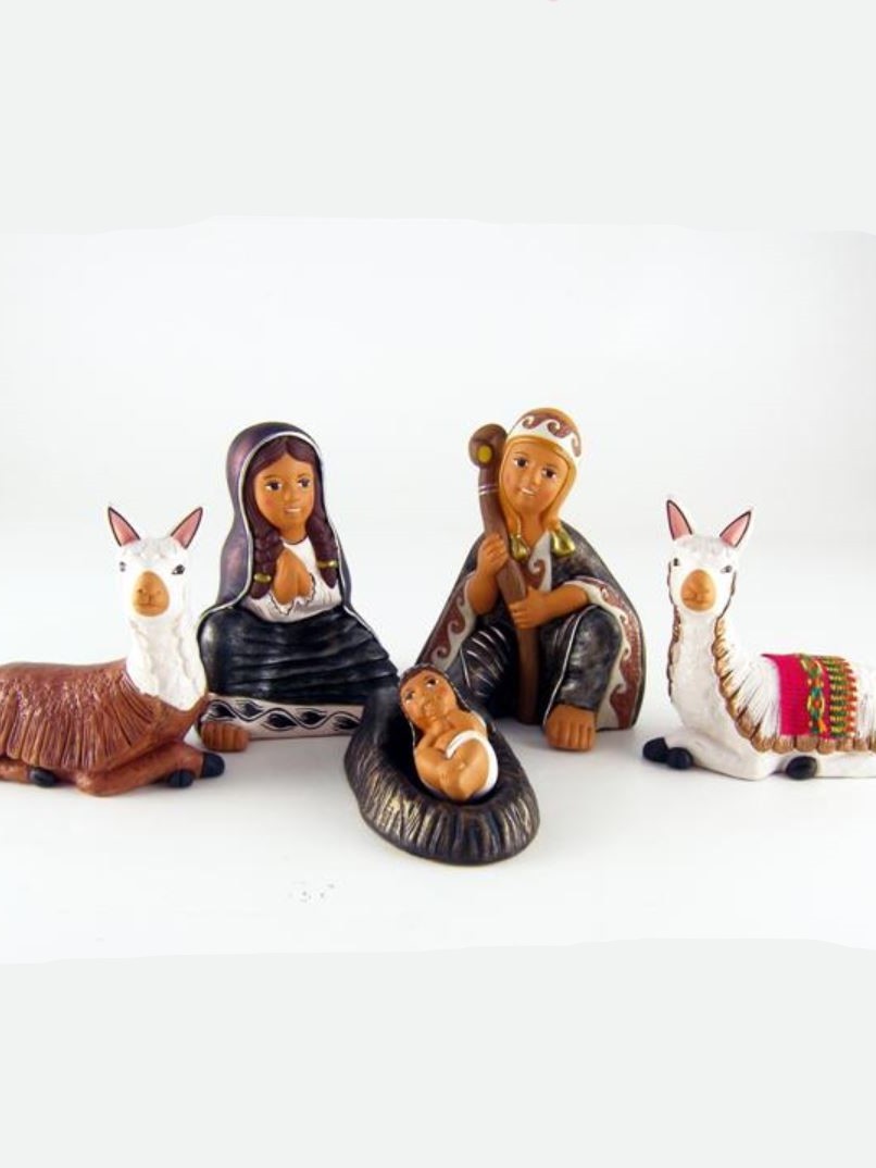Presepe peruviano in terracotta con lama, figure sorridenti