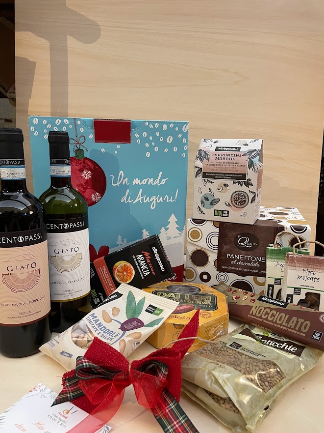 Regali solidali natale, la cesta preferita in famiglia con 2 bottiglie di vino, torroncini, datteri e altri prodotti