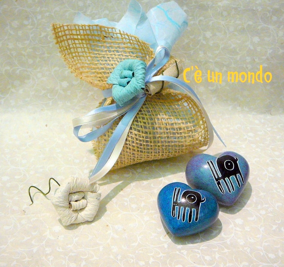 Bomboniera con cuore piccolo e confetti