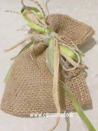 Bomboniera sostenibile in naturale e nastro verde