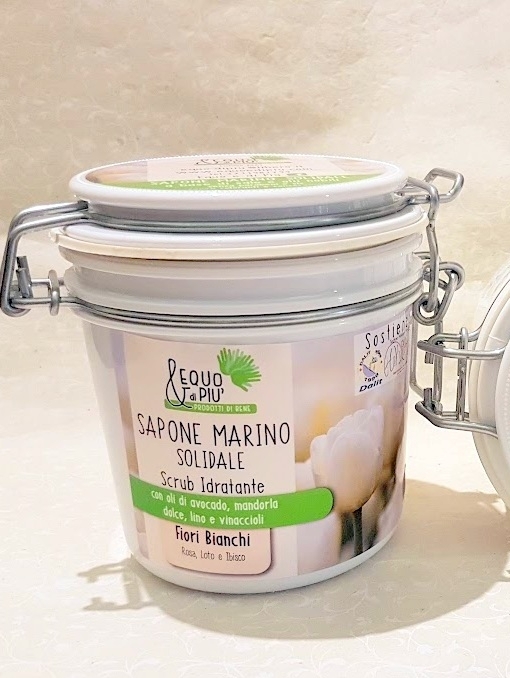 Sapone marino scrub delicato fiori bianchi