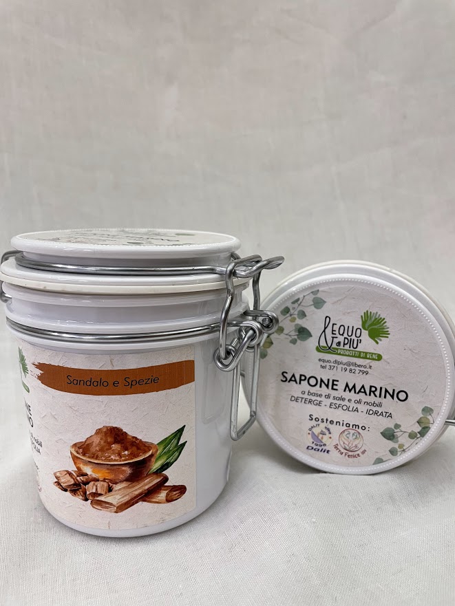 Scrub al sale marino con sandalo e spezie