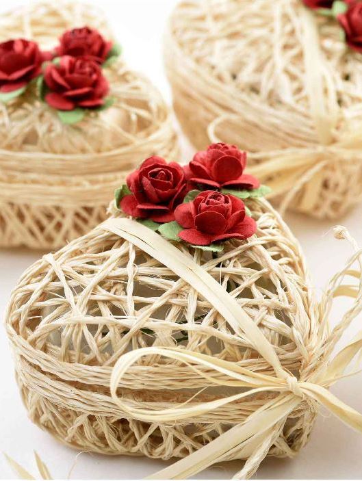 Bomboniera Scatolina a cuore in abaca avorio con fiorellini