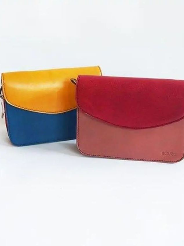 Soruka Borsa tracolla Clutch in pelle riciclata liscia, colori assortiti