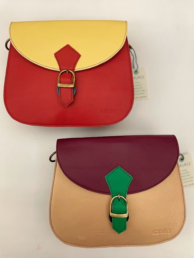 Soruka Borsa tracolla Carry BIG in pelle riciclata liscia, la bora รจ multicolore e sempre in colori assortiti