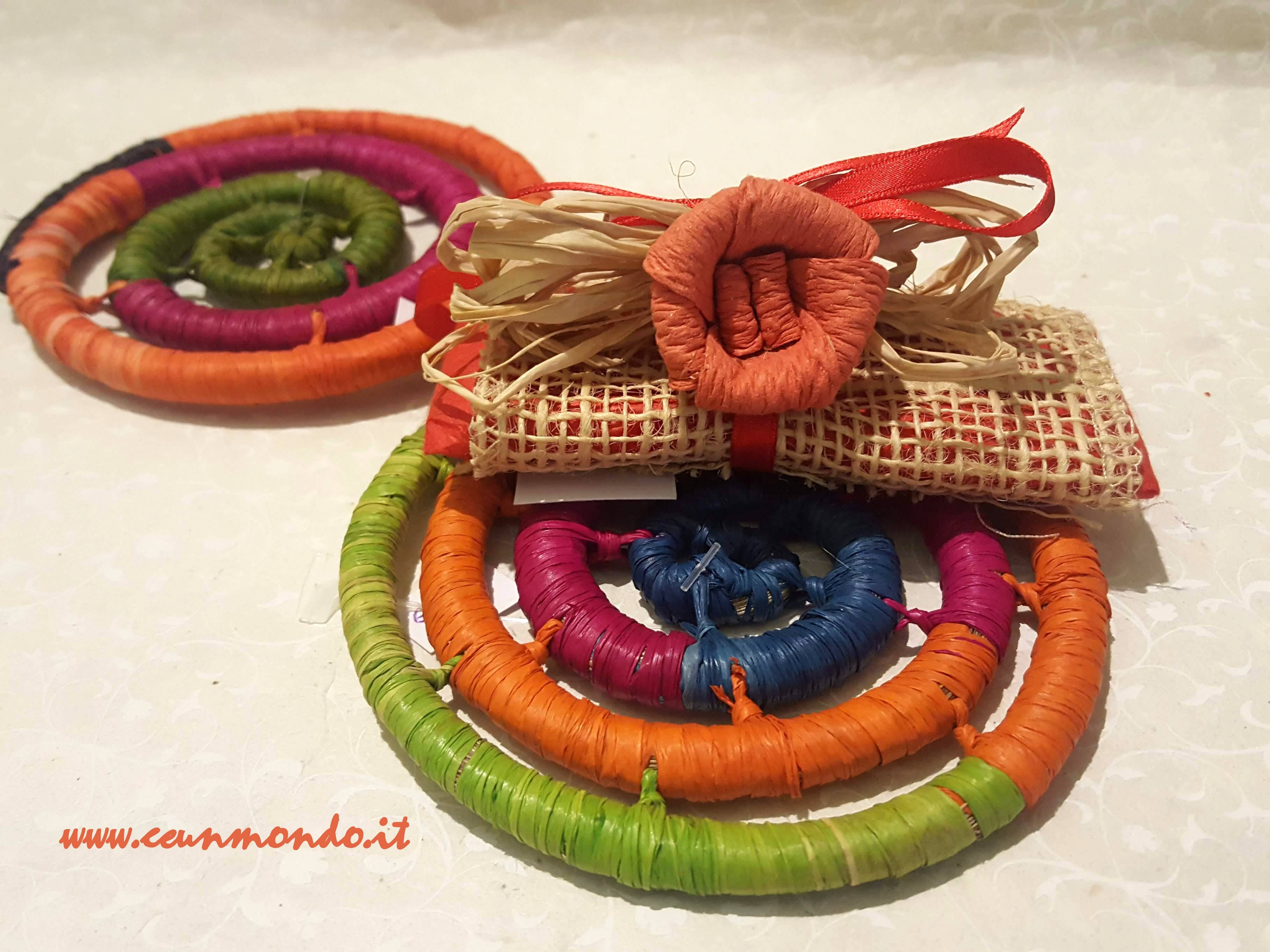 Sottobicchiere in rafia con pacchetto confetti e fiore dung paper