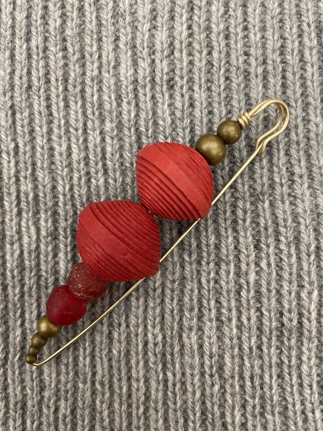 Spilla rossa, con perle in carta di cotone e vetro Nicitta