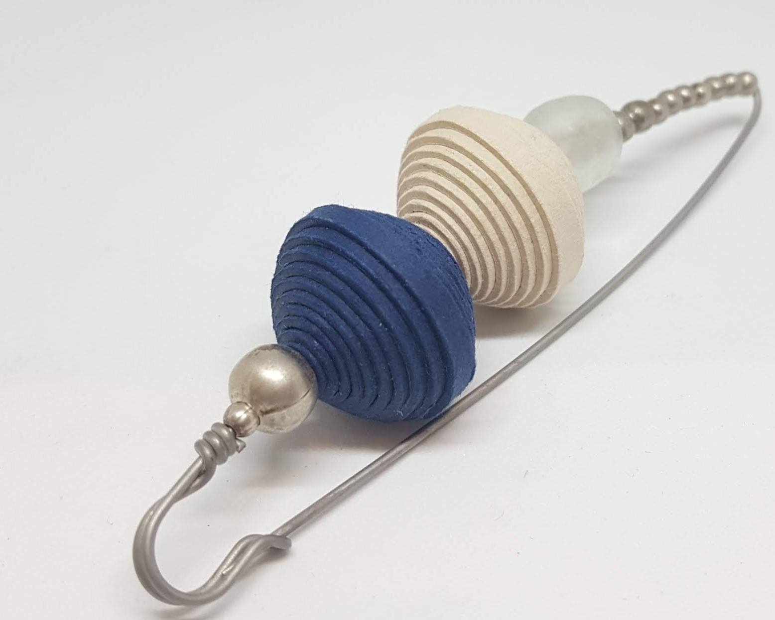 Spilla con perle in carta di cotone e vetro BLUETTE e BIANCO- Nicitta