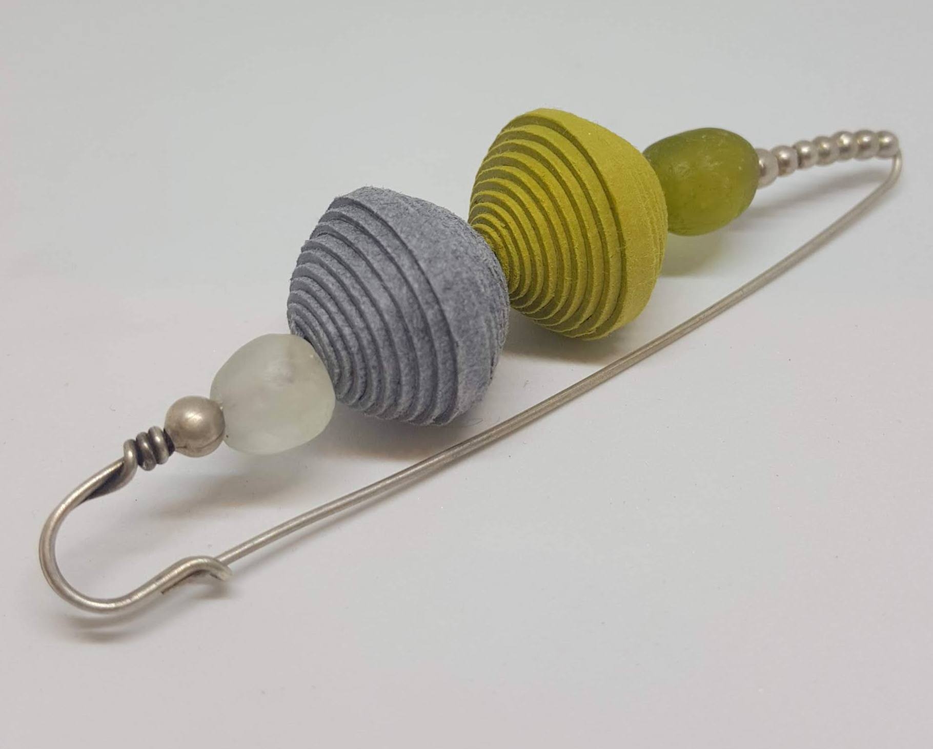 Spilla con perle in carta di cotone e vetro GRIGIO e VERDE Nicitta