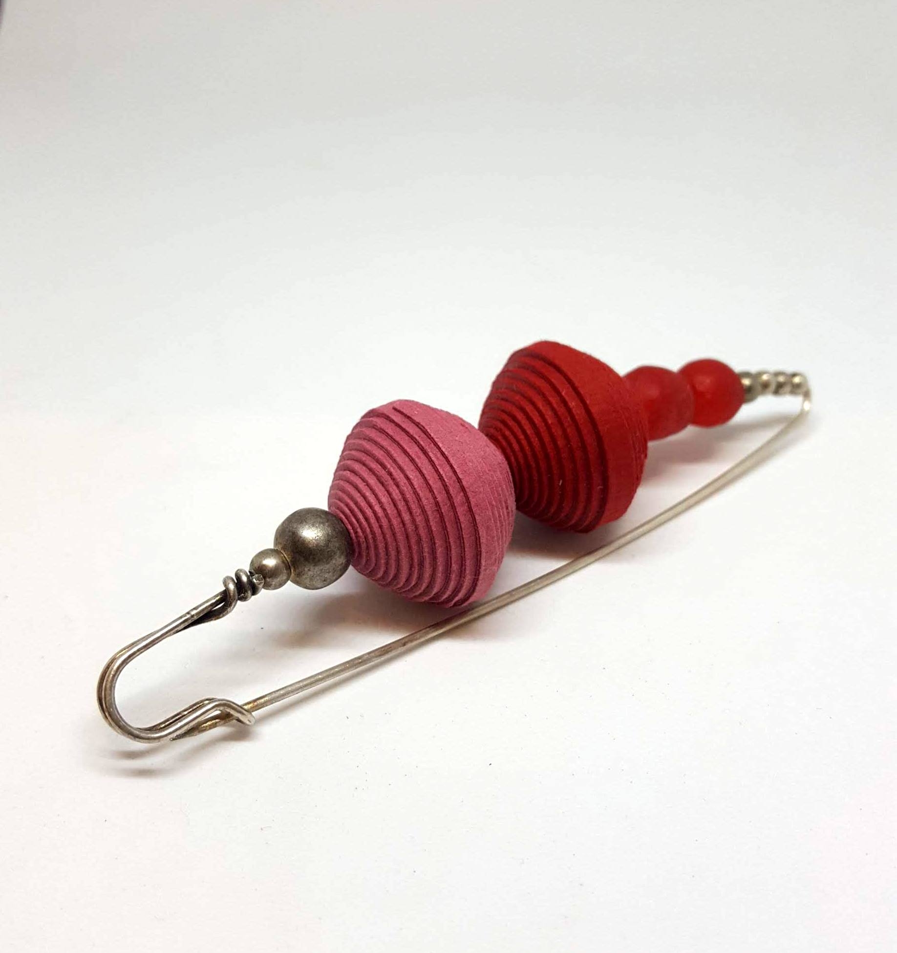Spilla con perle in carta di cotone e vetro ROSSO e ROSA Nicitta