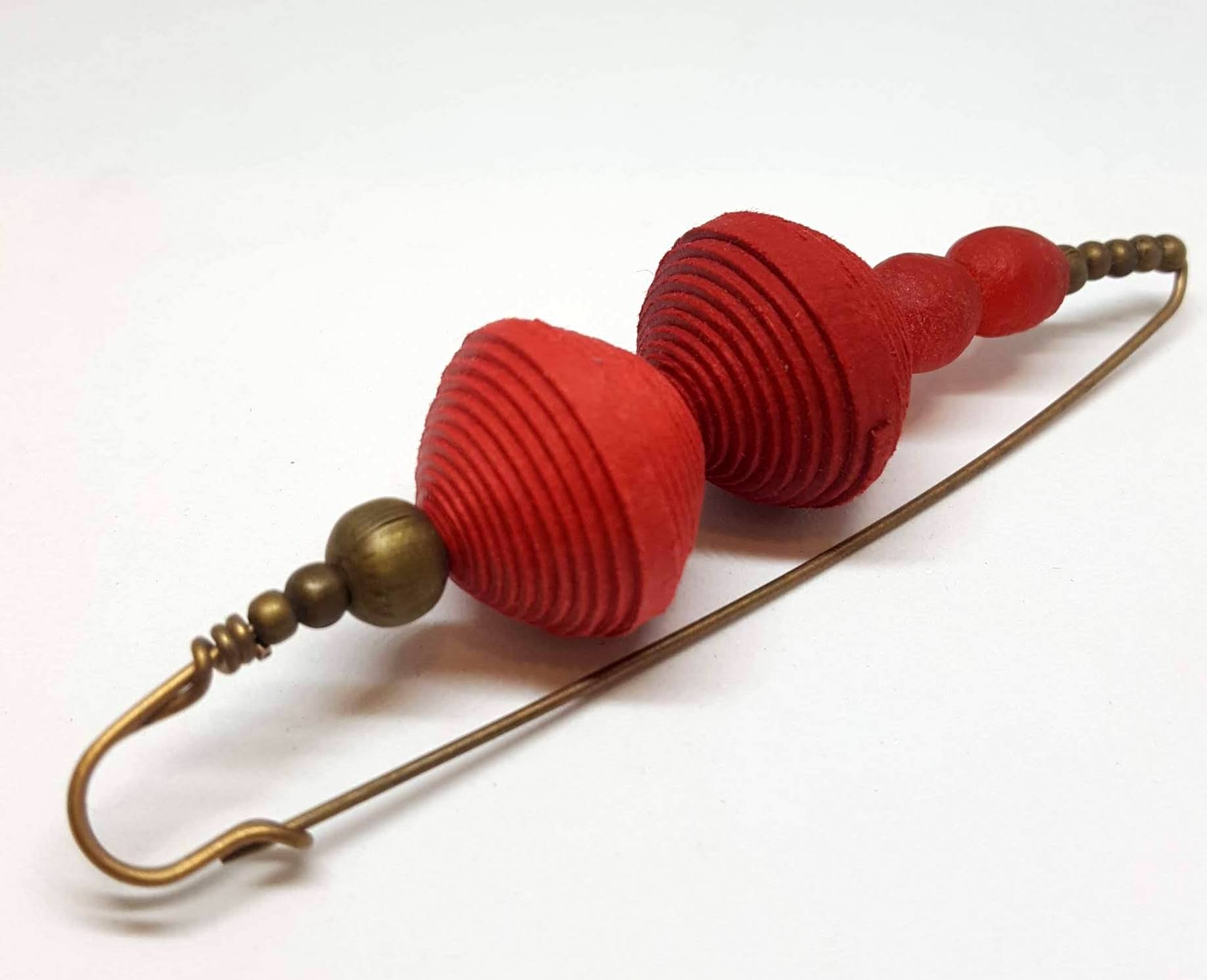 Spilla con perle in carta di cotone e vetro ROSSO Nicitta