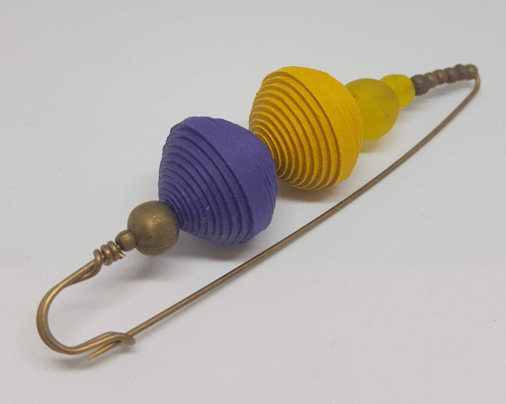 Spilla con perle in carta di cotone e vetro VIOLA e SENAPE Nicitta