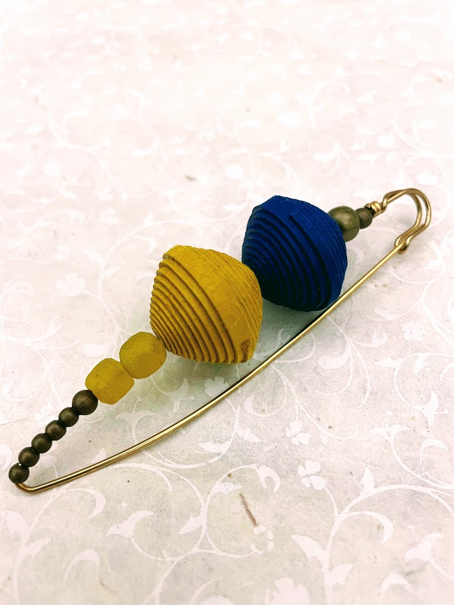 Spilla con perle in carta di cotone e vetro Giallo e Blu Nicitta