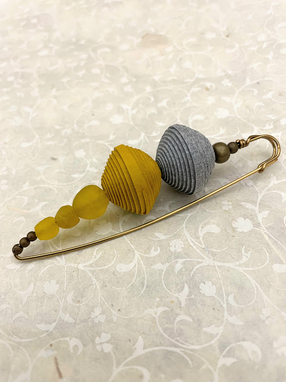 Spilla con perle in carta di cotone e vetro Grigio e Giallo Nicitta