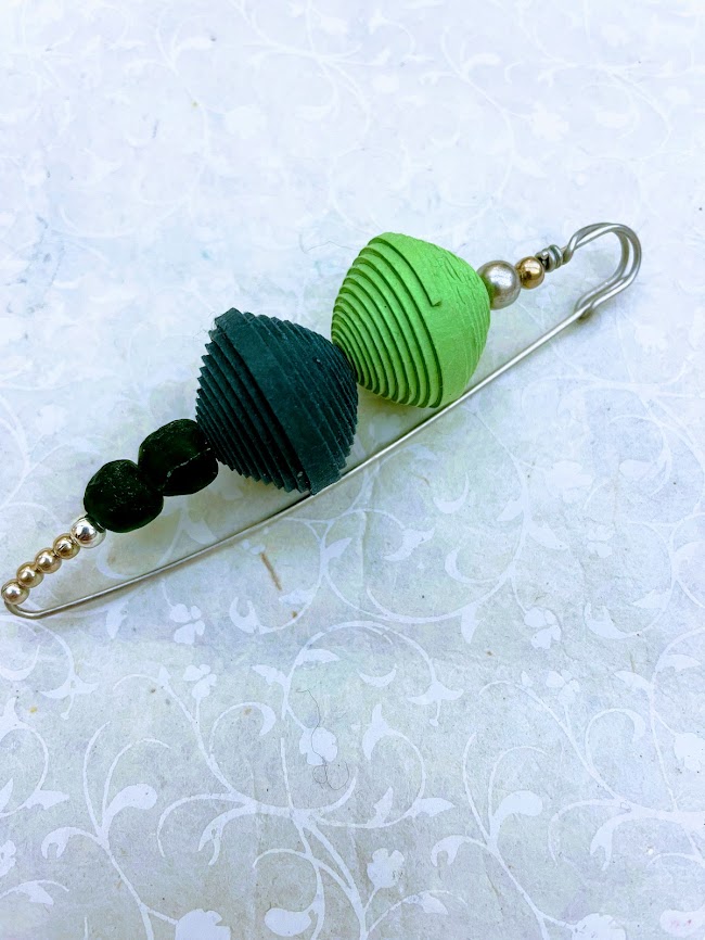 Spilla in perle di carta di cotone e vetro Verde