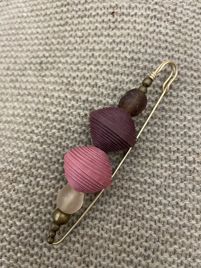 Spilla perle di cotone e vetro ROSA e MAGENTA Nicitta.