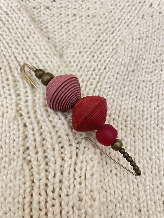 Spilla rosa rossa con perle di carta e vetro Nicitta