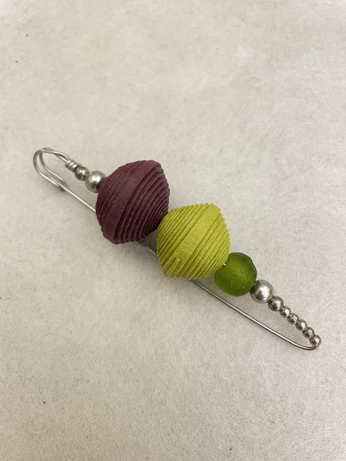 Spilla verde e prugna con perle di carta e vetro Nicitta