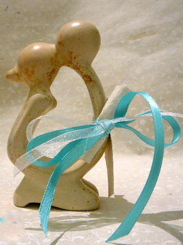 Statua bacio in pietra saponaria con nastri e biglietto