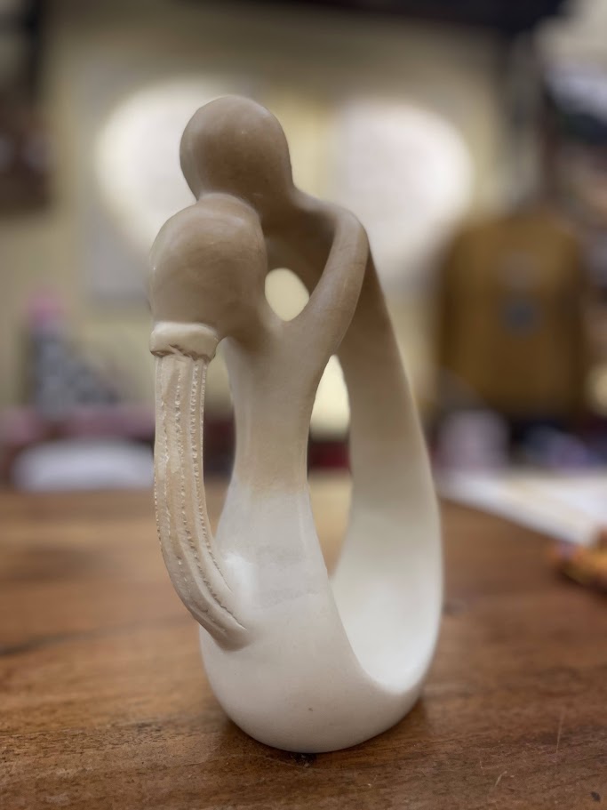Statua bacio in pietra saponaria naturale 10cm, scolpita a mano