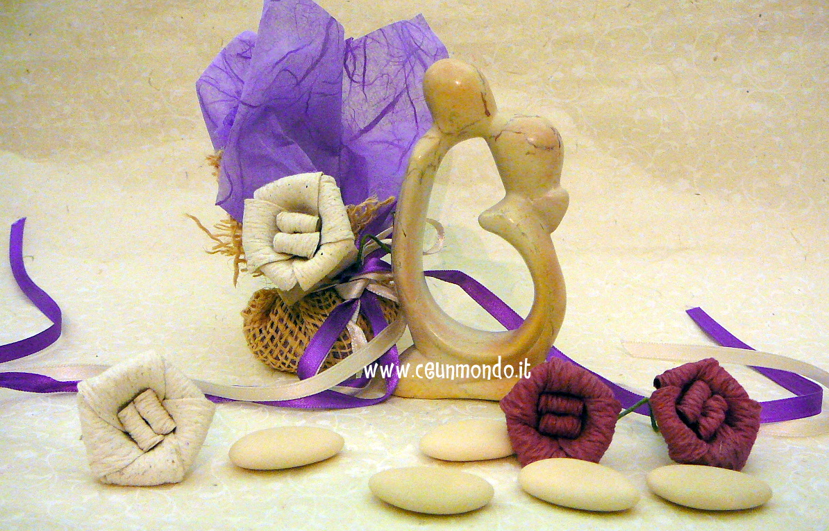 Statua bacio con portaconfetti colorato e fiore
