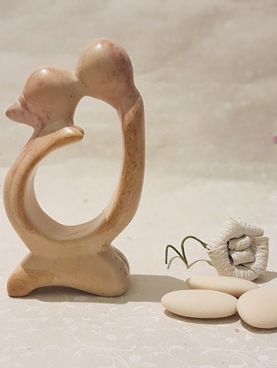 Statua bacio in pietra saponaria naturale 10cm, scolpita a mano