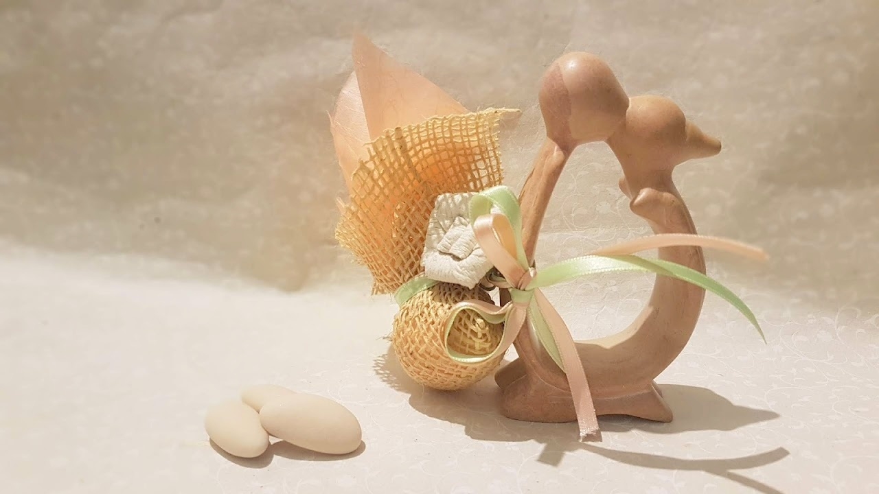 Statua Bacio bomboniera con portaconfetti e fiore Dung Paper - Rosa salmone verdino