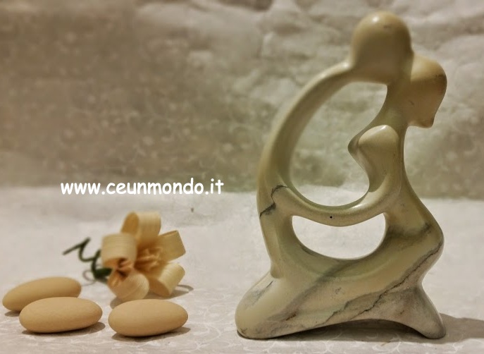 STATUETTA bacio a mezzaluna in pietra saponaria