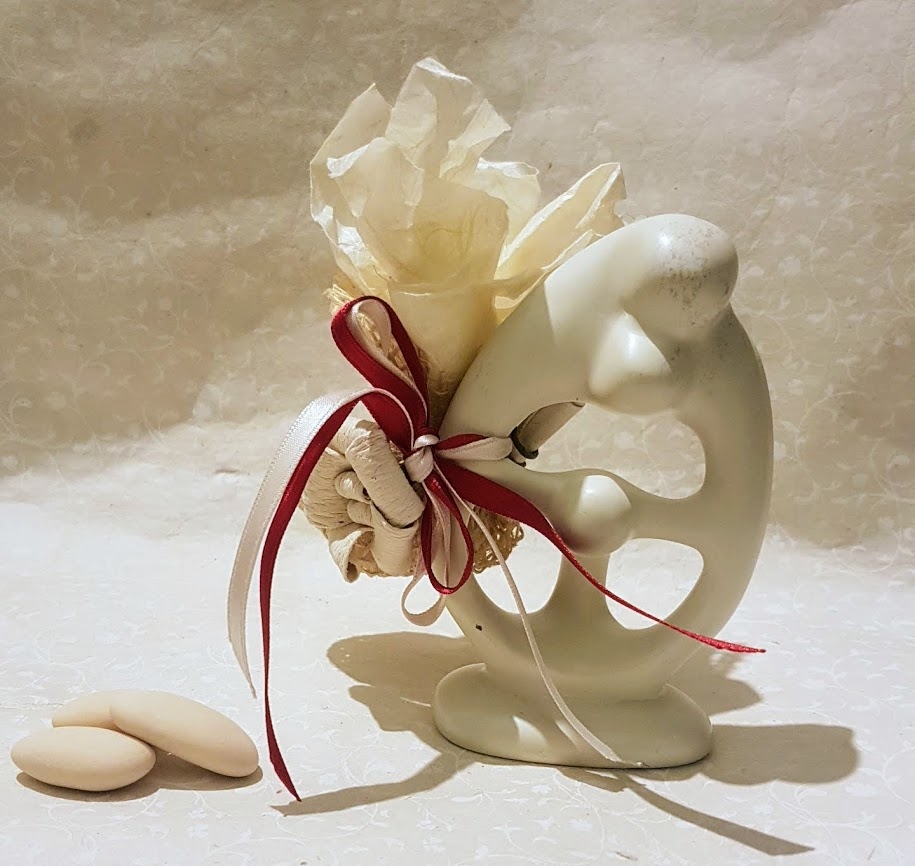 Statua famiglia con portaconfetti nastri e fiore in carta - in rosso avorio