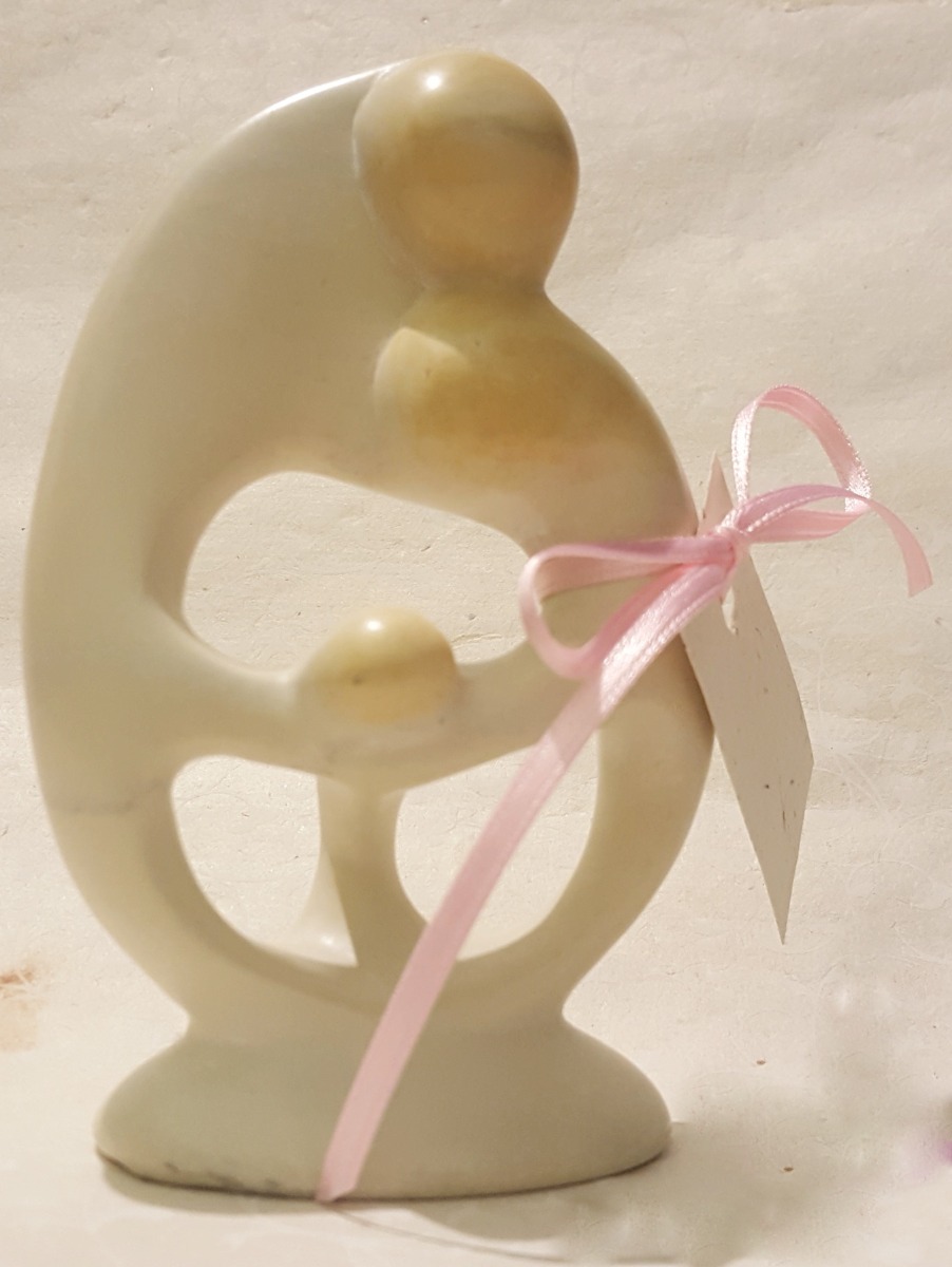 Statuetta in pietra saponaria con nastro e biglietto