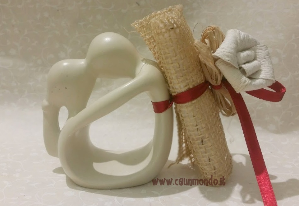Bomboniera Statua bacio in ginocchio con portaconfetti a pacchetto