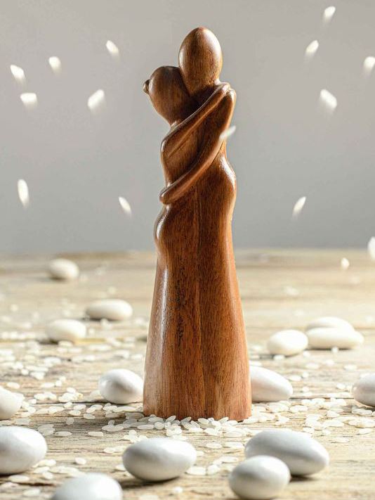 Statua innamorati abbraccio in legno 15cm